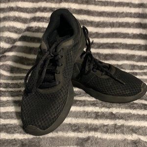 black nike shoes